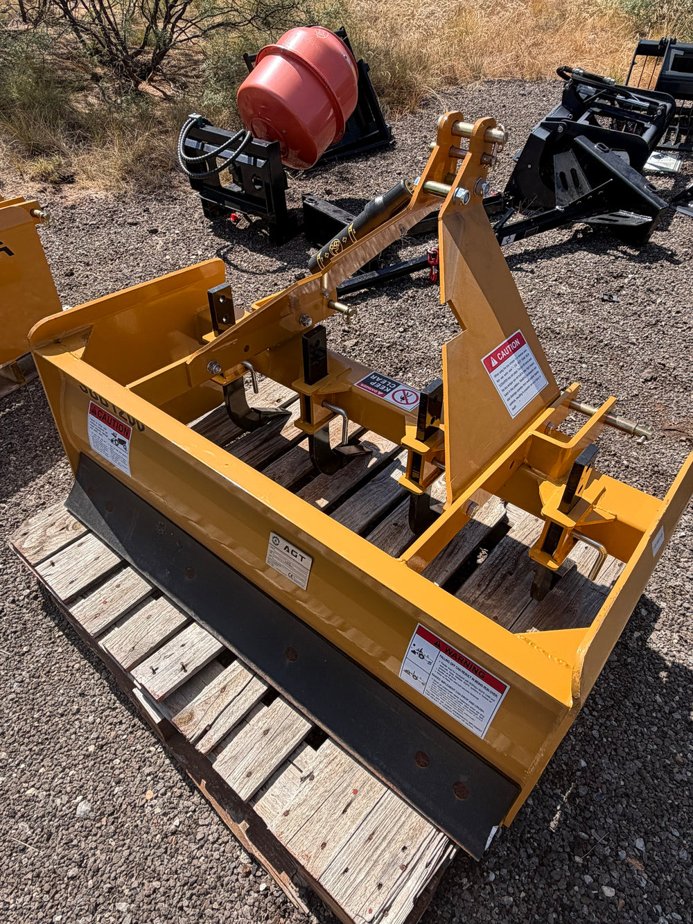 Sierra box blade cutting edge and scarifier shanks