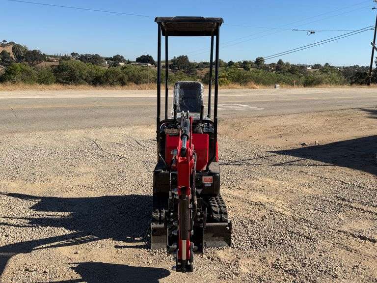 SDLaunch SH15 mini excavator — front view, 2 of 5