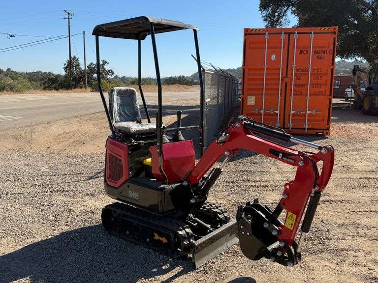SDLaunch SH15 mini excavator — side view, 3 of 5