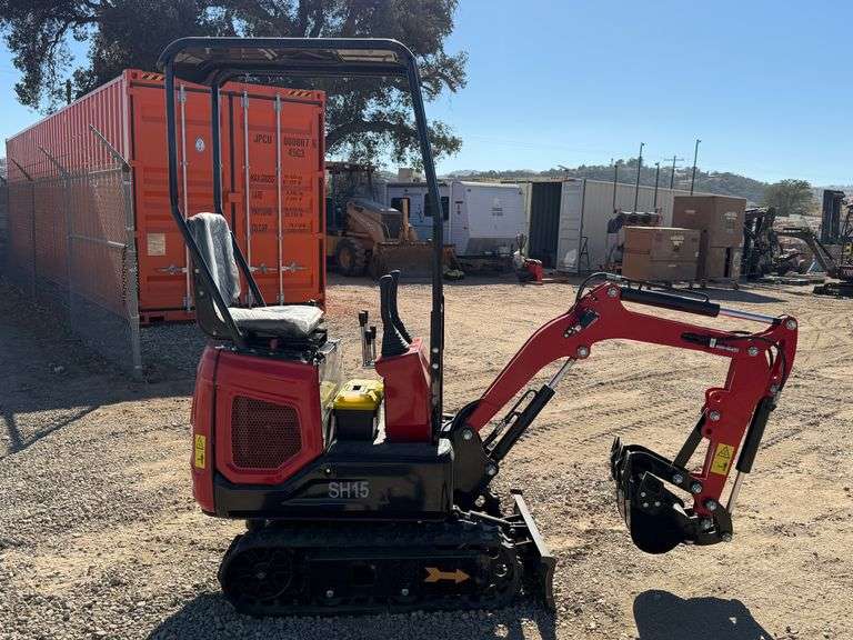 SDLaunch SH15 mini excavator — side view, 4 of 5