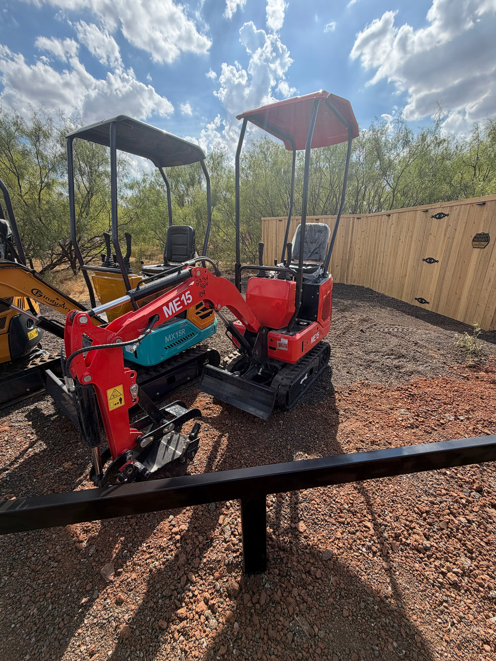 SDLaunch ME15 mini excavator, front three-quarter view with boom, bucket and dozer blade