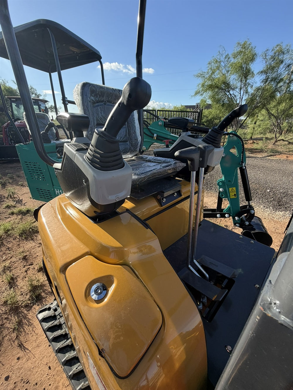 QK20R Mini Excavator with Hydraulic Thumb